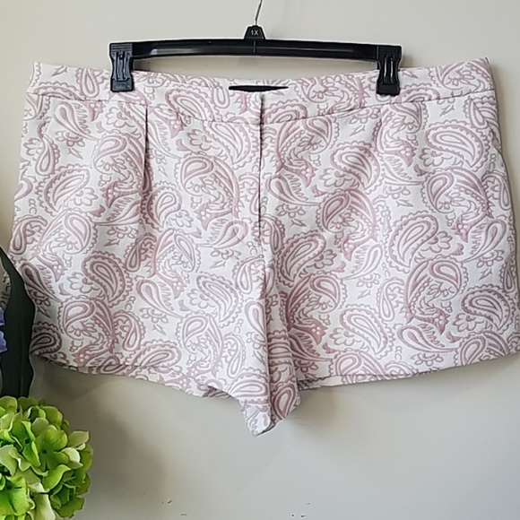 Victoria Beckham for Target Pants - NWOT Paisley Jacquard blush shorts PLUS 22W